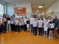 Uczniowie z dyplomami