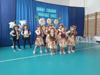 Uczniowie w strojach ludowych