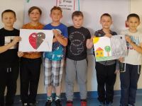 Uczniowie prezentują plakaty