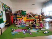 Uczniowie grają w planszówki