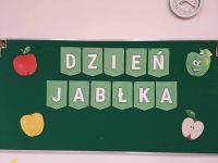 Plakat z napisem dzień jabłka