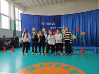 Uczniowie podczas występu na akademii