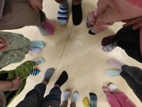 Dzieci w kolorowych skarpetkach