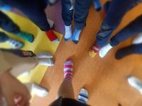 Uczniowie w kolorowych skarpetkach