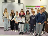 Uczniowie z dyplomami