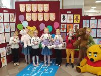 Dzieci z pluszowymi misiami