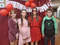 Uczniowie pod napisem Walentynki