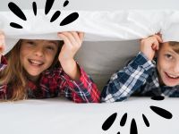 Uśmiechnięte dzieci w piżamach