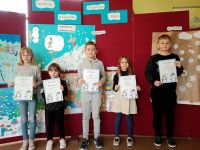 Nagrodzeni uczniowie z dyplomami