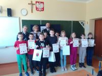 Nagrodzeni uczniowie z dyplomami