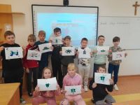 Zdjęcie grupowe - uczniowie z wykonanymi pracami