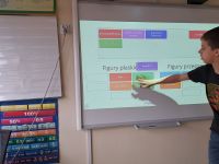 Uczeń przy tablicy interaktywnej