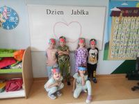 Przedszkolaki w kolorowych opaskach na głowach