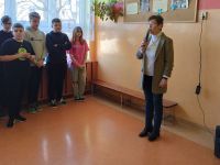 Uczniowie podczas apelu Szkoła Pamięta