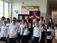 Uczniowie na akademii z okazji Święta Niepodległości