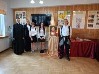 Opiekunowie i uczniowie podczas zwiedzania wystawy