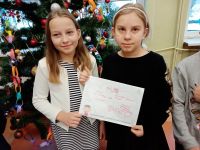 Dziewczynki przy choince