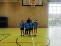 Drużyna dziewcząt w koszykówce