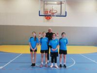 Drużyna dziewcząt w koszykówce