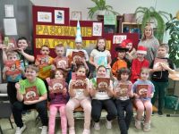 Uczniowie z wyprawkami czytelniczymi