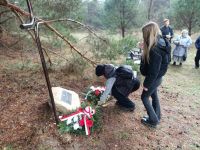 Składanie kwiatów pod krzyżem