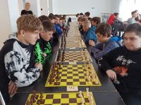 Zawodnicy przy szachownicach