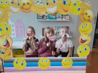 Uczniowie w fotobudce