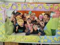 Uczniowie w fotobudce