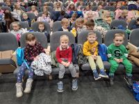 Przedszkolaki na przedstawieniu