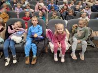 Przedszkolaki na przedstawieniu
