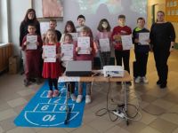 Nagrodzeni uczniowie z dyplomami