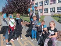 Uczniowie podczas sprzątania