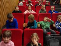 Uczniowie na widowni Teatru Muzycznego