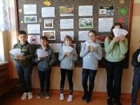 Dzieci z dyplomami za sukcesy z matematyki