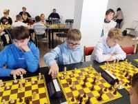 Zawodnicy grają w szachy