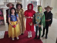Dzieci w kostiumach biorące udział w turnieju integracyjnym w Miejskie Bibliotece Publicznej w Józefowie