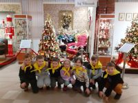 Zdjęcie grupowe dzieci na tle ozdób choinkowych