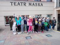 Dzieci przed Teatrem Maska