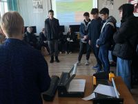 Uczniowie podczas prezentacji