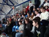 Opiekunowie z uczniami na meczu