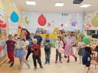 Uczniowie bawią się podczas zabawy choinkowej