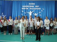 Pani dyrektor Maria Rysztak z uczniami